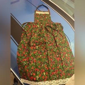 Handmade strawberry/blackberry pattern apron w/lace. See pics for measurements.